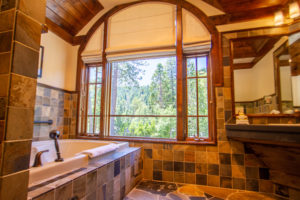 Mckinney Bay Suite jacuzzi tub